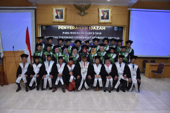 Penyerahan Ijazah pada Wisuda III 2019