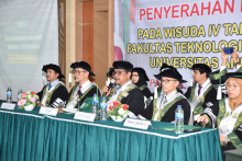 Penyerahan Ijazah Wisuda IV Tahun 2024