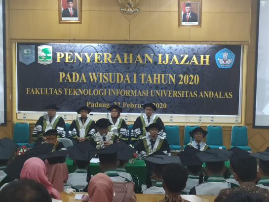 Penyerahan Ijazah pada Wisuda I 2020